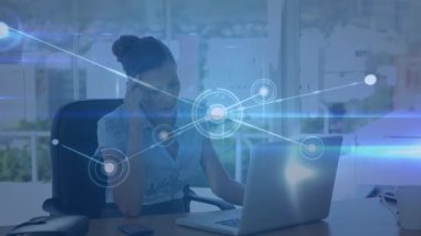 Kafkas iş adamının dizüstü bilgisayarla çalıştığı ağ bağlantılarının animasyonu. küresel iş, bağlantılar ve teknoloji konsepti dijital olarak oluşturulmuş video.