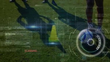 Spor sahasında farklı erkek futbolcuların bacaklarının üzerinde veri işleme animasyonu. profesyonel futbol eğitimi, spor, veri işleme ve dijital arayüz kavramı dijital olarak oluşturulmuş video.