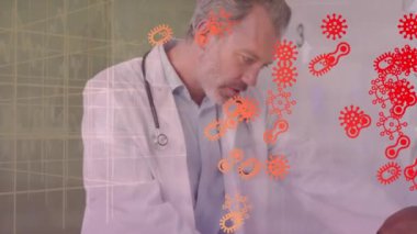 Kafkas erkek doktor ve hasta üzerinde yüzen virüs hücrelerinin animasyonu. küresel covid 19 salgını, ilaç ve sağlık konsepti dijital olarak üretilen video.