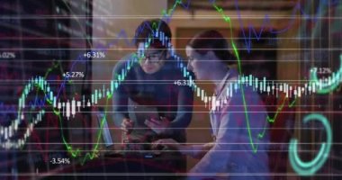 Bilgisayar sunucu odasında çalışan çeşitli erkek ve kadın mühendislere karşı mali veri işleme. küresel finans ve iş veri depolama teknolojisi kavramı