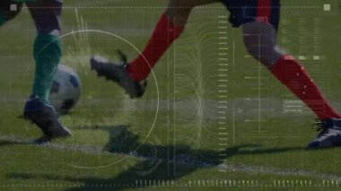 Spor sahasında farklı erkek futbolcuların bacaklarının üzerinde veri işleme animasyonu. profesyonel futbol eğitimi, spor, veri işleme ve dijital arayüz kavramı dijital olarak oluşturulmuş video.