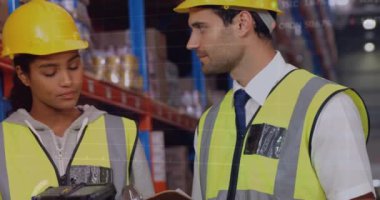 Depodaki çeşitli işçiler üzerinde veri işleme animasyonu. küresel iş ve dijital arayüz kavramı dijital olarak oluşturulmuş video.