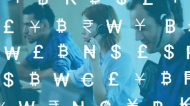 Telefon kulaklığı takan çeşitli işadamları üzerinde çevrimiçi para birimi sembollerinin animasyonu. Müşteri hizmetleri, dijital arayüz, bağlantılar, iletişim ve iş konsepti dijital olarak oluşturulmuş video.