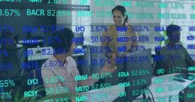 Ofiste konuşan çeşitli iş adamlarının veri işleme animasyonları. Küresel iş ve dijital arayüz kavramı dijital olarak oluşturulmuş video.