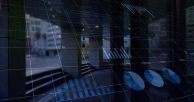 Şehir manzarası üzerinde veri işleme animasyonu. küresel iş ve dijital arayüz kavramı dijital olarak oluşturulmuş video.