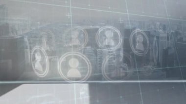 Şehir manzarasının havadan görüntüsüne karşı şebeke ağında dönen birden fazla profil simgesi. küresel ağ ve iş teknolojisi kavramı