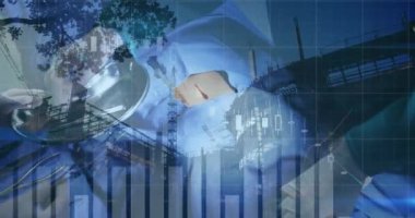 Ameliyathanedeki cerrahlar üzerinde dijital veri işleme animasyonu. Küresel tıp ve sağlık hizmetleri kavramı dijital olarak oluşturulmuş video.