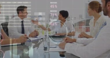 Finansal grafiklerin animasyonu mutlu iş adamları üzerinde çalışıyor. finans, ekonomi ve iş konsepti dijital olarak oluşturulmuş video.