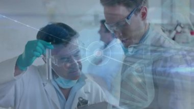 Laboratuvardaki çeşitli bilim adamları üzerinde bağlantı ve veri işleme animasyonları. küresel bilim, veri işleme ve bağlantı konsepti dijital olarak oluşturulmuş video.