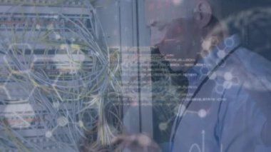 Beynin ve beyaz adamın sunucuları kontrol edişinin animasyonu. Bilim, veri güvenliği ve teknoloji konsepti dijital olarak oluşturulmuş video.