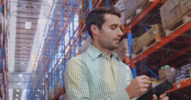 Depodaki beyaz erkek işçinin veri işleme animasyonu. Küresel iş ve dijital arayüz kavramı dijital olarak oluşturulmuş video.