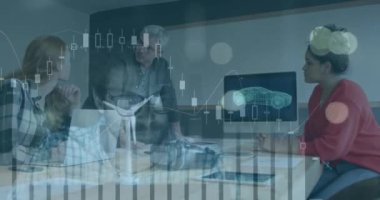 Çeşitli iş adamları üzerinde finansal veri işleme animasyonu. küresel iş, finans, dijital arayüz ve bağlantılar konsepti dijital olarak oluşturulmuş video.