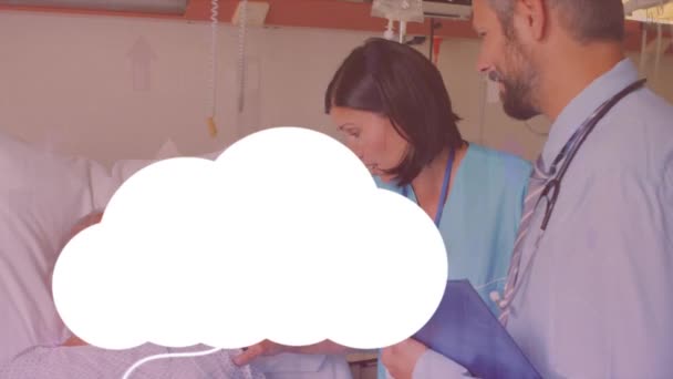 Animación Nubes Con Dispositivos Tecnológicos Sobre Médicos Pacientes Caucásicos Sexo — Vídeos de Stock