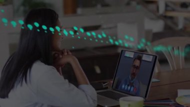 Dizüstü bilgisayar kullanan melez kadınlar üzerinden finansal veri işleme animasyonu. Dijital olarak oluşturulmuş küresel bağlantılar, veri işleme ve dijital arayüz kavramı.