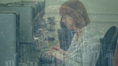 Kafkas kadın öğretmeninin okulda bilgisayar üzerinde çalışması üzerine dünya ile olan bağlantıların animasyonu. Ağ, bağlantılar, okul, eğitim ve teknoloji konsepti dijital olarak oluşturulmuş video.