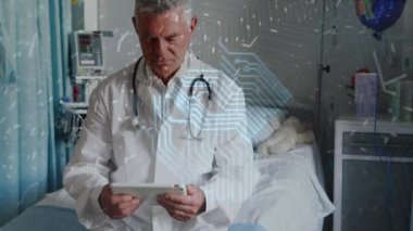 Kafkasyalı doktor üzerinde veri işleme animasyonu. Küresel tıp, teknoloji, veri işleme ve dijital arayüz kavramı dijital olarak oluşturulmuş video.