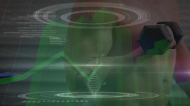 Kafkas sporcusu ağırlık kaldırırken veri işleme animasyonu. Sağlık, zindelik ve dijital arayüz kavramı dijital olarak oluşturulmuş video.