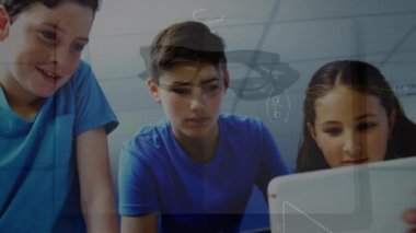 Matematiksel formüllerin sınıftaki öğrenciler üzerinde canlandırılması. eğitim ve öğrenme kavramı dijital olarak oluşturulmuş video.
