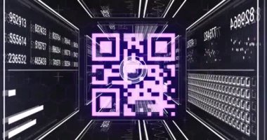 Siyah arkaplan üzerinde veri işleme ve qr kodu animasyonu. Sosyal medya ve dijital arayüz konsepti dijital olarak oluşturulmuş video.