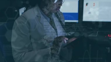 Tablet kullanan Afrikalı Amerikalı kadın laboratuvar çalışanı üzerindeki bilimsel verilerin animasyonu. Bilim, sağlık, tıp ve teknoloji konsepti dijital olarak üretilen video.