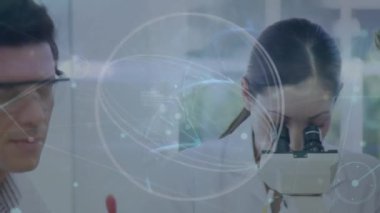 Laboratuvardaki çeşitli bilim adamları üzerinde DNA iplikçiklerinin ve kürenin animasyonu. küresel bilim, veri işleme ve bağlantı konsepti dijital olarak oluşturulmuş video.