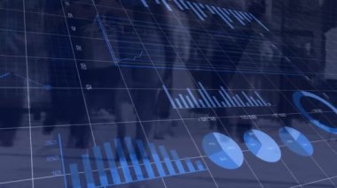 Yürüyen insanlar üzerinde finansal veri işleme animasyonu. küresel bağlantılar, veri işleme ve dijital arayüz konsepti dijital olarak oluşturulmuş video.