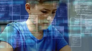 Bilgisayarı kullanan beyaz öğrencinin dijital veri işleme animasyonu. Dijital olarak oluşturulan öğrenim ve eğitim konsepti.