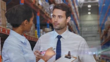 İki farklı depo çalışanı üzerinde dijital veri işleme animasyonu. Küresel gönderim ve bağlantılar konsepti dijital olarak oluşturuldu.