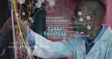 Sunucu odasındaki Afro-Amerikan erkek çalışanın veri işleme animasyonu. Küresel iş ve dijital arayüz kavramı dijital olarak oluşturulmuş video.