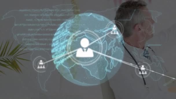 Анімація Мережі Язків Глобус Над Кавказьким Лікарем Глобальна Медицина Технологія — стокове відео