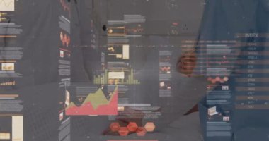 Kafkasyalı erkek doktor ve kadın hemşire arasındaki veri işleme animasyonu. Küresel tıp ve dijital arayüz kavramı dijital olarak oluşturulmuş video.