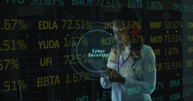 Sunucu odasındaki Afro-Amerikan kadın çalışanın veri işleme animasyonu. Küresel iş ve dijital arayüz kavramı dijital olarak oluşturulmuş video.