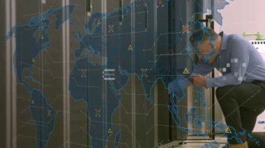 Beyaz iş adamlarının sunucu odasındaki dünya haritasının animasyonu. küresel iş, teknoloji ve dijital arayüz kavramı dijital olarak oluşturulmuş video.