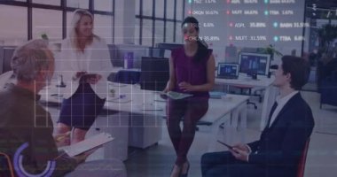 Çeşitli iş adamları üzerinde finansal veri işleme animasyonu. küresel iş, finans, veri işleme ve dijital arayüz kavramı dijital olarak oluşturulmuş video.