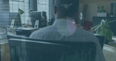 Afro-Amerikan iş adamının ofisteki akıllı telefondan yaptığı konuşmanın veri işleme animasyonu. küresel iş, bilgisayar ve dijital arayüz kavramı dijital olarak oluşturulmuş video.