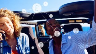 Akıllı telefon kullanarak arabadaki farklı kadınların ikonlarıyla bağlantı ağının animasyonu. ağ, bağlantılar, iletişim, ulaşım ve seyahat konsepti dijital olarak oluşturulmuş video.