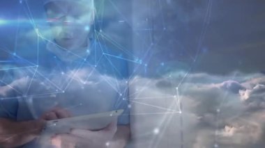 Tablet kullanan beyaz erkek doktor üzerinden bağlantı ağının animasyonu. küresel tıp, sağlık hizmetleri, araştırma ve ağlar konsepti dijital olarak oluşturulmuş video.