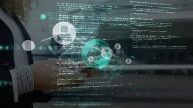 Akıllı telefon kullanan Kafkas iş kadınının elleri üzerinden bağlantı ağının animasyonu. ticari, ulaşım, ağ, bağlantılar ve teknoloji konsepti dijital olarak oluşturulmuş video.