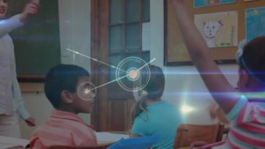Sınıfta öğrenen çeşitli okul çocukları üzerindeki bağlantı ağının animasyonu. küresel eğitim, bağlantılar ve dijital arayüz konsepti dijital olarak oluşturulmuş video.