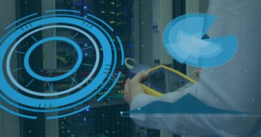 Beyaz adamın sunucuları kontrol etmesi üzerinden veri işleme animasyonu. bilgisayarlar, ağ, veri işleme, iletişim ve teknoloji konsepti dijital olarak oluşturulmuş video.