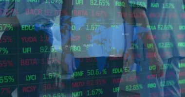 Beyaz kadın ve erkek doktorların orta bölümündeki finansal verilerin animasyonu. Tıp, sağlık, finans ve ekonomi konsepti dijital olarak oluşturulmuş video.