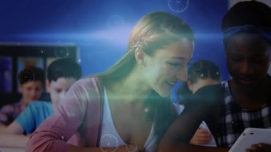 Çeşitli öğrencilerin konuşmaları üzerine veri işleme animasyonu. Küresel eğitim ve dijital arayüz kavramı dijital olarak oluşturulmuş video.