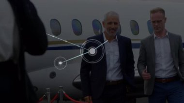 Havaalanındaki Kafkasyalı iş adamları üzerinden bağlantı ağının animasyonu. ticari, ulaşım, ağ, bağlantılar ve teknoloji konsepti dijital olarak oluşturulmuş video.