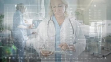 Tablet kullanan beyaz kadın doktor üzerinde bilimsel veri işleme animasyonu. Küresel tıp, bilim, araştırma, veri işleme kavramı dijital olarak oluşturulmuş video.