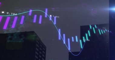 Modern ofis binaları üzerinde finansal veri işleme animasyonu. küresel veri işleme, iş ve finans kavramı dijital olarak oluşturulmuş video.
