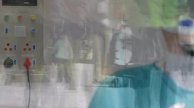 Ameliyat sırasında beyaz erkek cerrahların üzerinde yürüyen insanlarla zaman çizelgesinin animasyonu. sağlık, ilaç, kazalar ve şehir hayatı konsepti dijital olarak oluşturulmuş video.