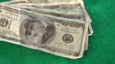 Banknotlar üzerinde veri işleme animasyonu. küresel iş, kumar ve dijital arayüz kavramı dijital olarak oluşturulmuş video.
