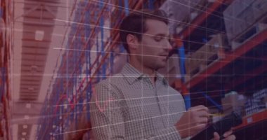 Kafkas erkek depo çalışanı üzerinden finansal grafiklerin animasyonu. iş, finans ve dağıtım hizmetleri kavramı dijital olarak oluşturulmuş video hizmetleri.