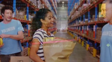 Üç farklı depo çalışanının dijital veri işleme animasyonu. Küresel gönderim ve bağlantılar konsepti dijital olarak oluşturuldu.