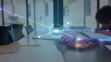 Okuldaki farklı öğrencilerin el yazısı üzerinden bağlantı ağının animasyonu. ağ, bağlantılar, eğitim, öğrenme ve teknoloji konsepti dijital olarak oluşturulmuş video.